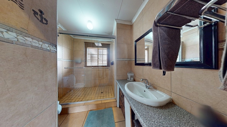 5 Bedroom Property for Sale in Kannoniers Park North West